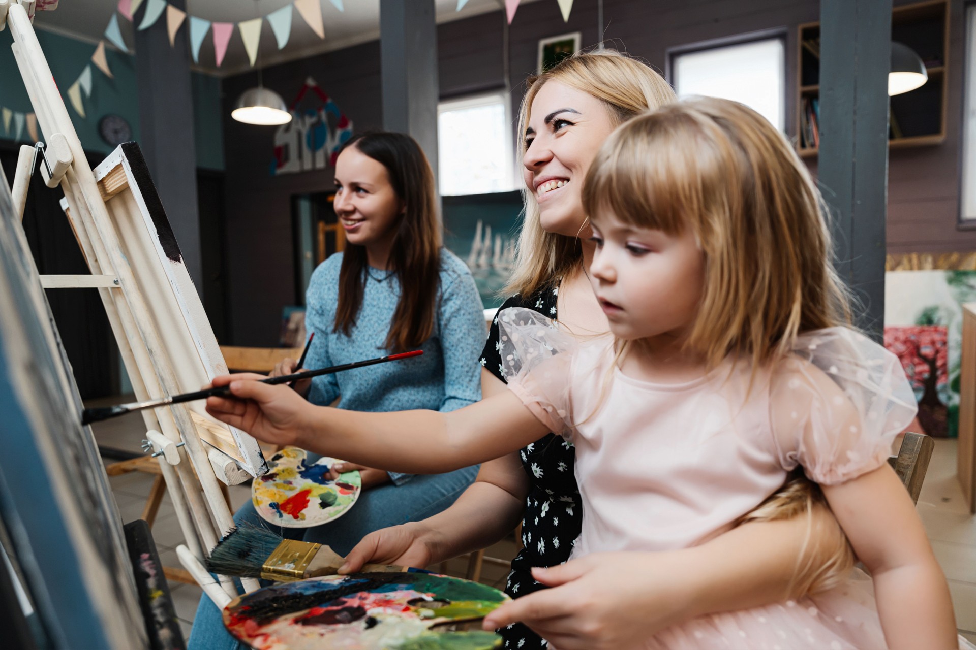 Momentos felices de creatividad durante una sesión de pintura familiar en un estudio acogedor